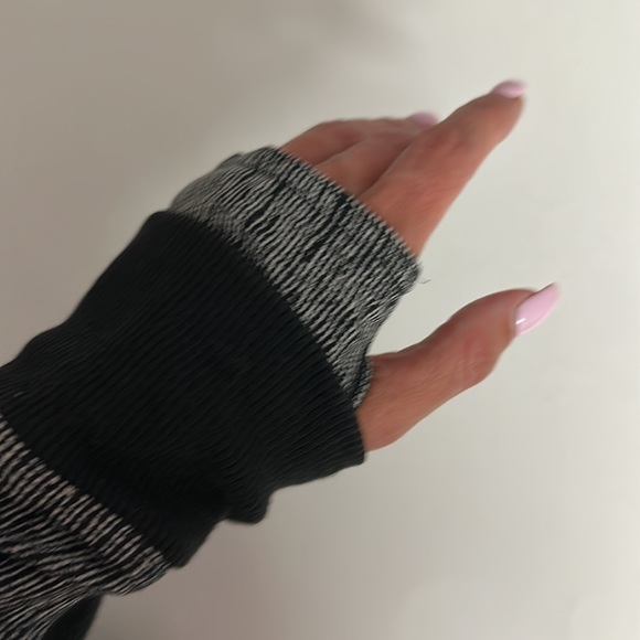 Lululemon Sweater Size 6 - Picture 6 of 6